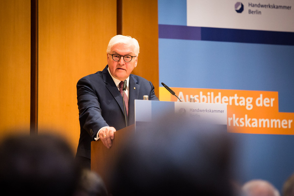 Bundespräsident Frank-Walter Steinmeier hält eine Ansprache bei der Festveranstaltung zum Ausbildertag der Handwerkskammer Berlin im Bildungs- und Technologiezentrum im Rahmen der Woche der beruflichen Bildung